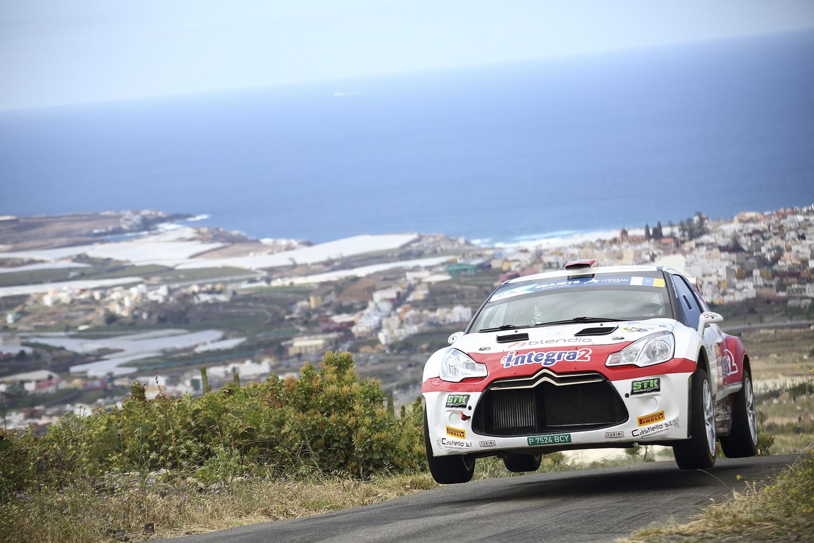 Citroën DS3 de rally en asfalto con la costa al fondo, Rally Islas Canarias 2019