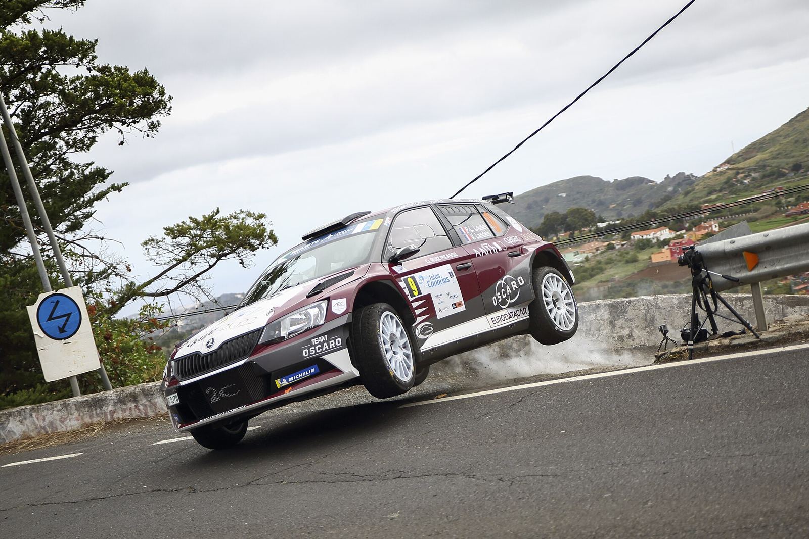 Škoda Fabia de rally apoyado en dos ruedas en una curva, Rally Islas Canarias 2019