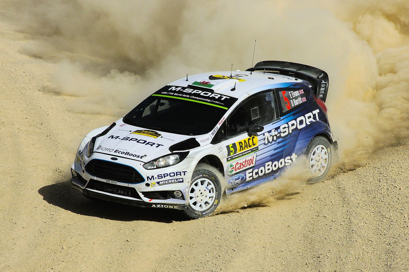 Ford Fiesta WRC levantando polvo en un tramo de tierra, Rally de Catalunya 2015
